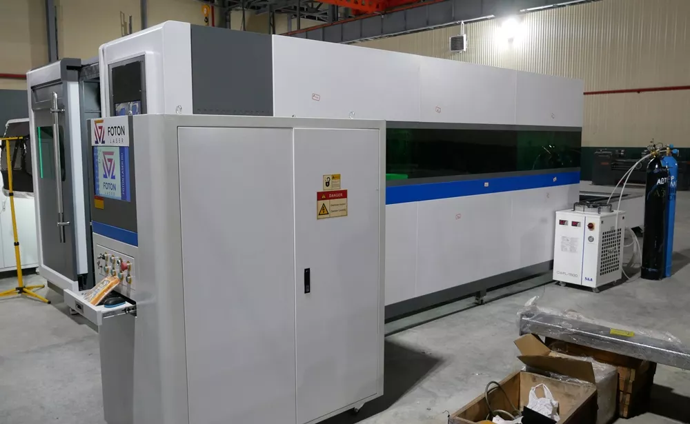 FL-L2060FHR-10000-D220-Raycus Лазерный станок для резки листового металла и труб с кабинетной защитой