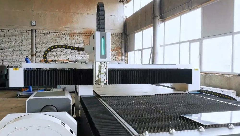 FL-L1530FR-20000-D220-IPG Лазерный станок для резки листового металла и труб