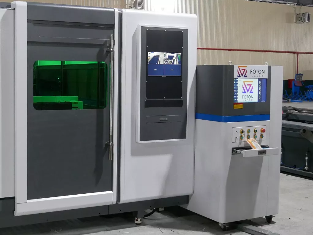 FL-L1530FHR-4000-D220-Raycus Лазерный станок для резки листового металла и труб с кабинетной защитой
