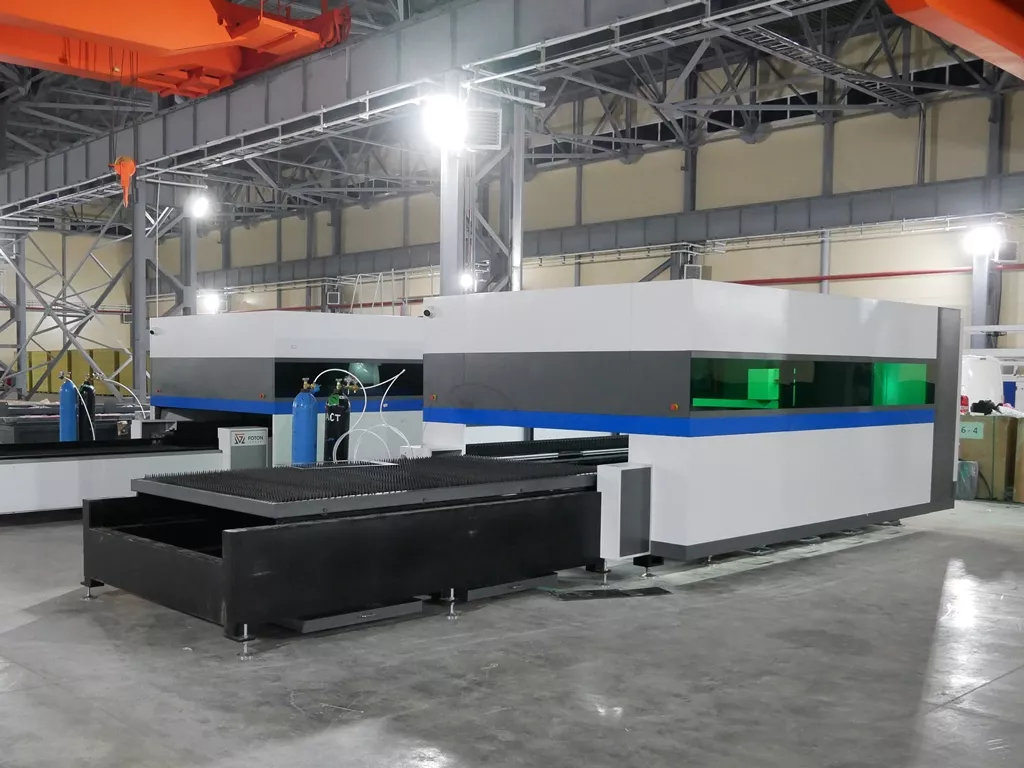 FL-L2060FEHR-3000-D220-IPG Лазерный станок для резки листового металла и труб со сменным столом и кабинетной защитой