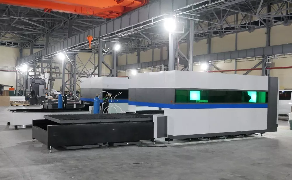 FL-L2060FEHR-1000-D220-IPG Лазерный станок для резки листового металла и труб со сменным столом и кабинетной защитой